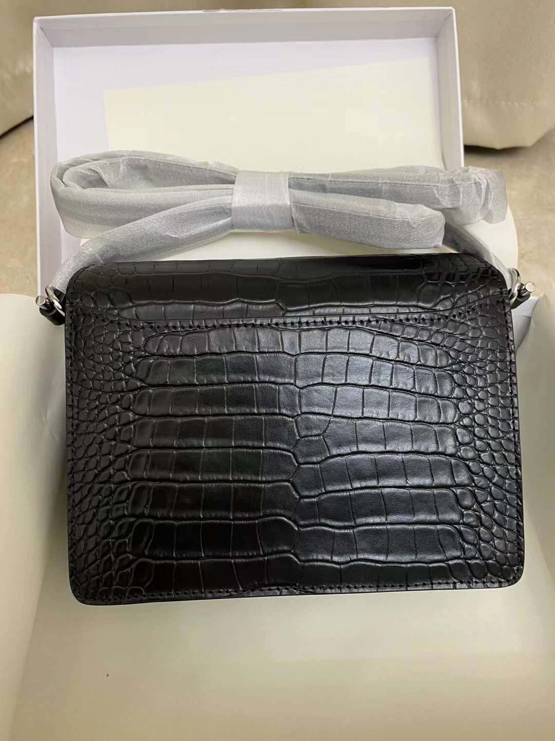 H collection- 🐊紋銀扣豬鼻子( no Brand & Logo)