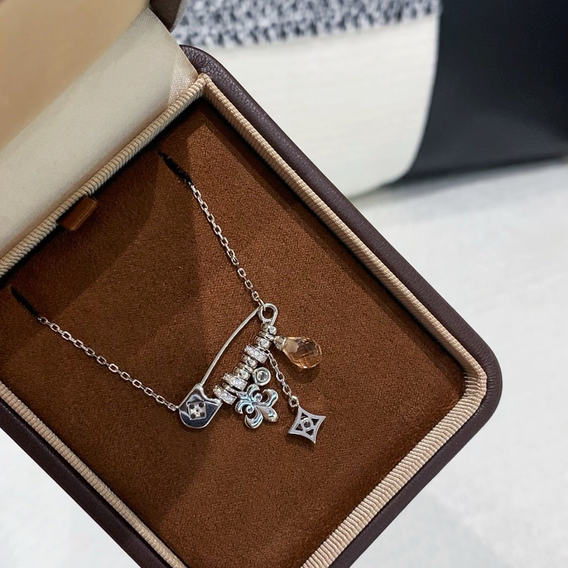 925 Sliver Necklace 鳶尾別針流蘇項鍊