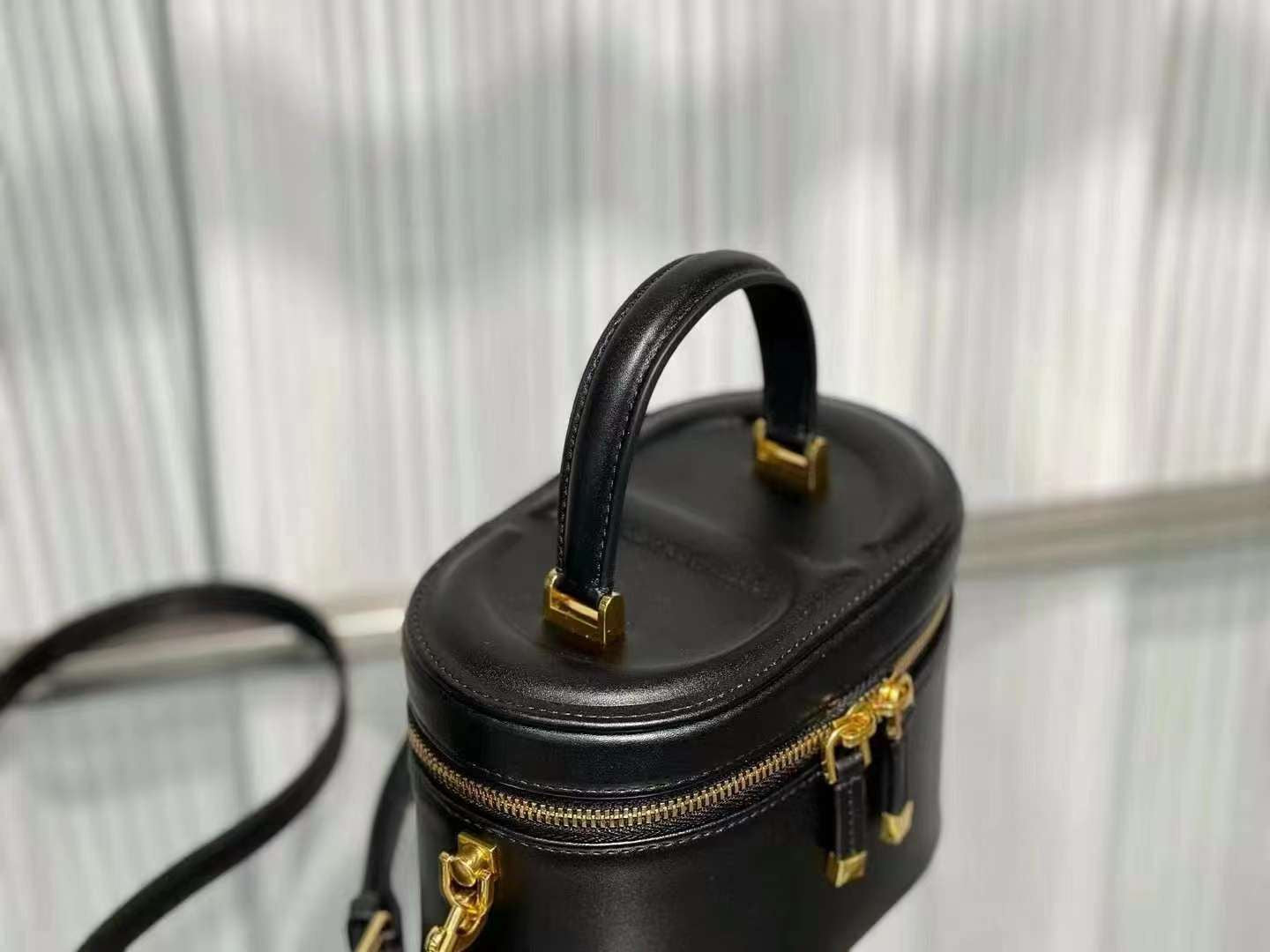 D Collection- Leather vanity case