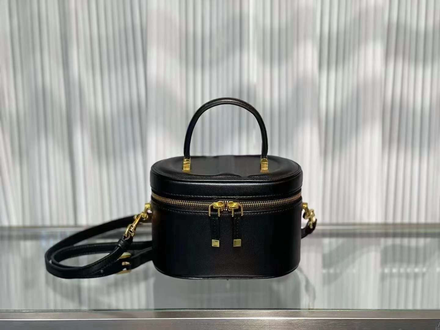 D Collection- Leather vanity case