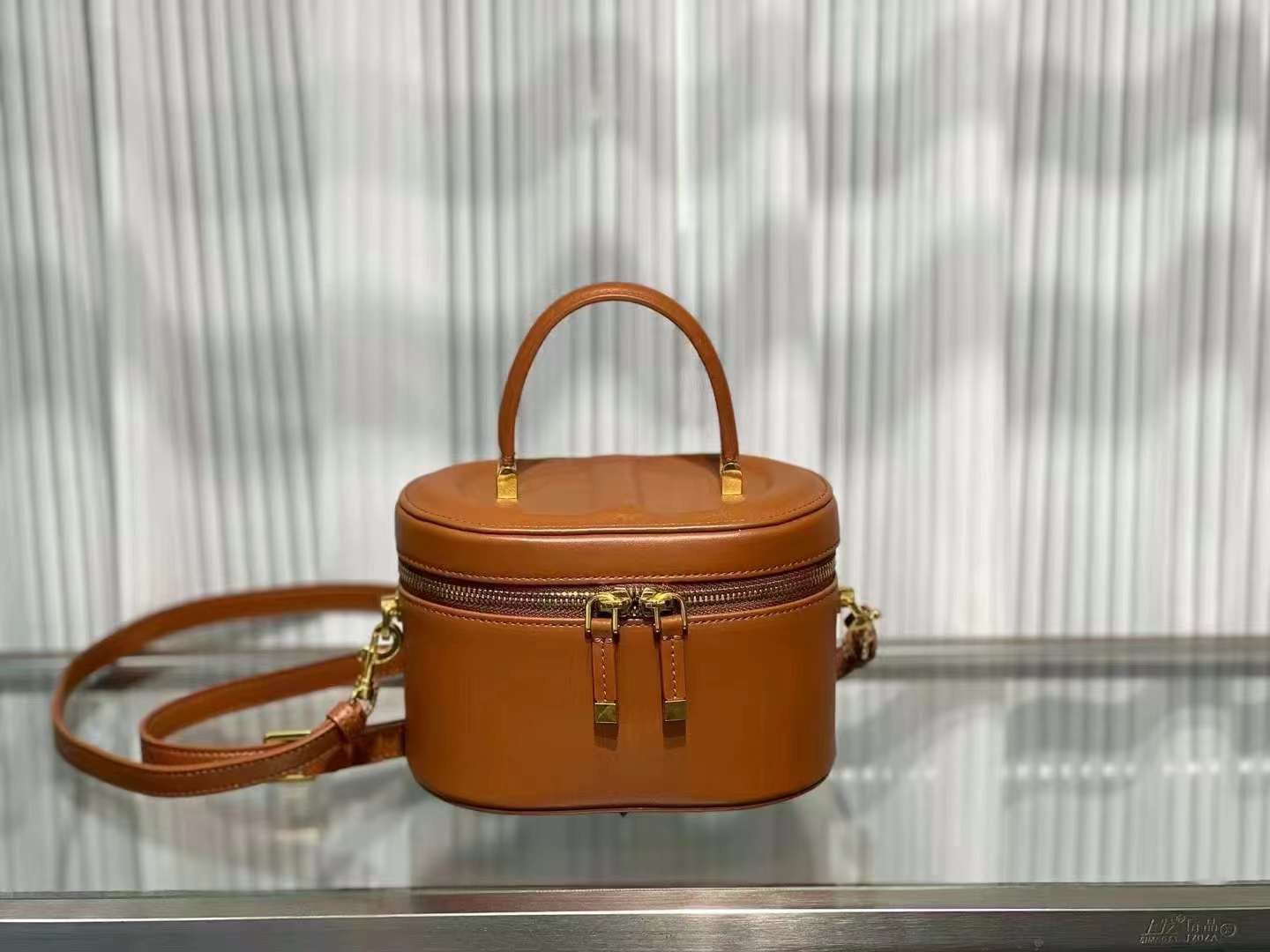 D Collection- Leather vanity case