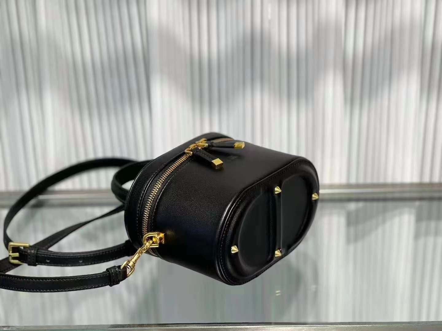 D Collection- Leather vanity case