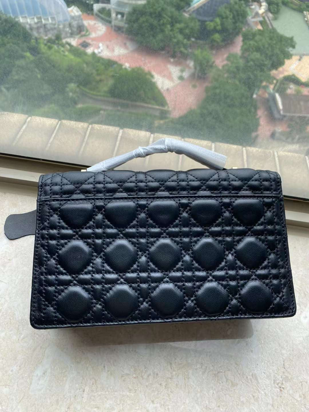 D collection-  Top handle bag