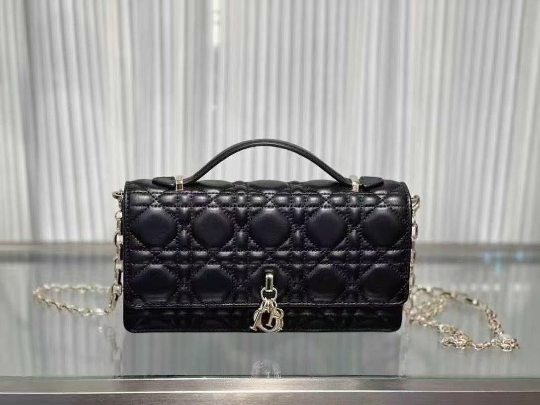D collection-  Top handle bag