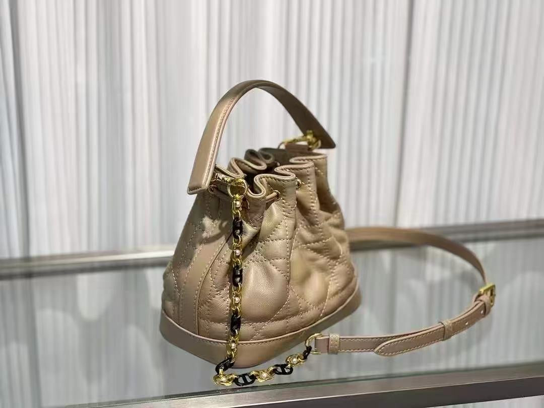 D collection - Lamb Skin bucket