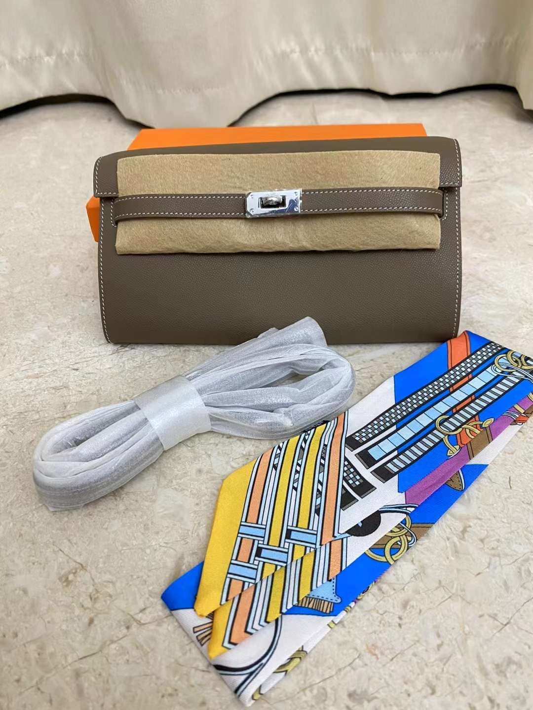 H Collection- 🇰🇷🇰🇷Kelly to go WOC style( wallet)