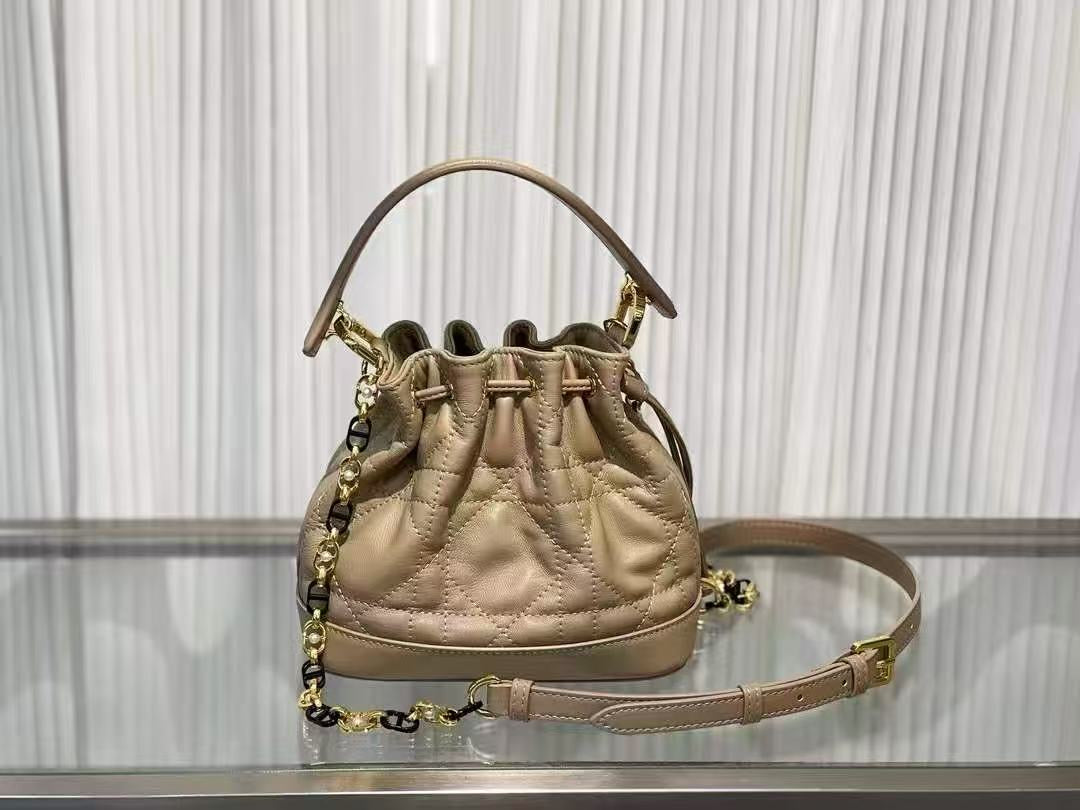 D collection - Lamb Skin bucket